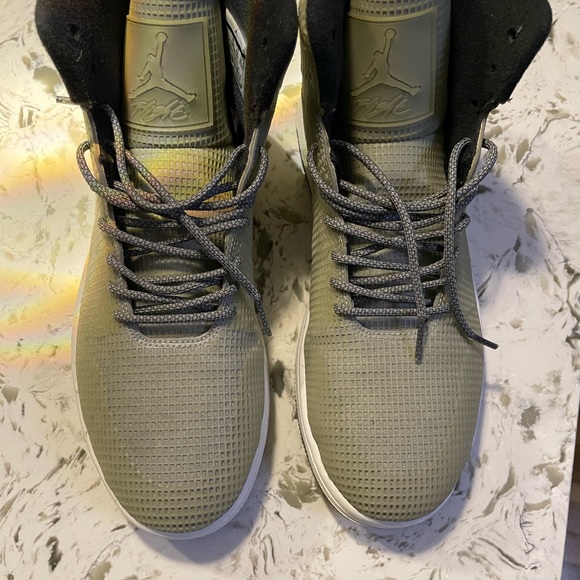 Mens air Jordan 1’s glow in the dark limited edition sneaker size 8.5 - Picture 2 of 4